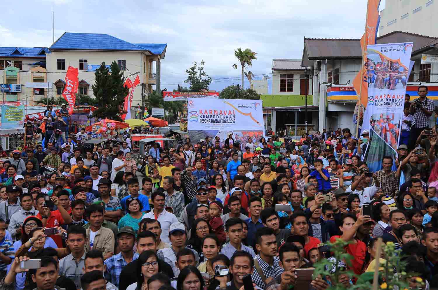 Ribuan Penonton Nikmati Karnaval Pesona Danau Toba 2017