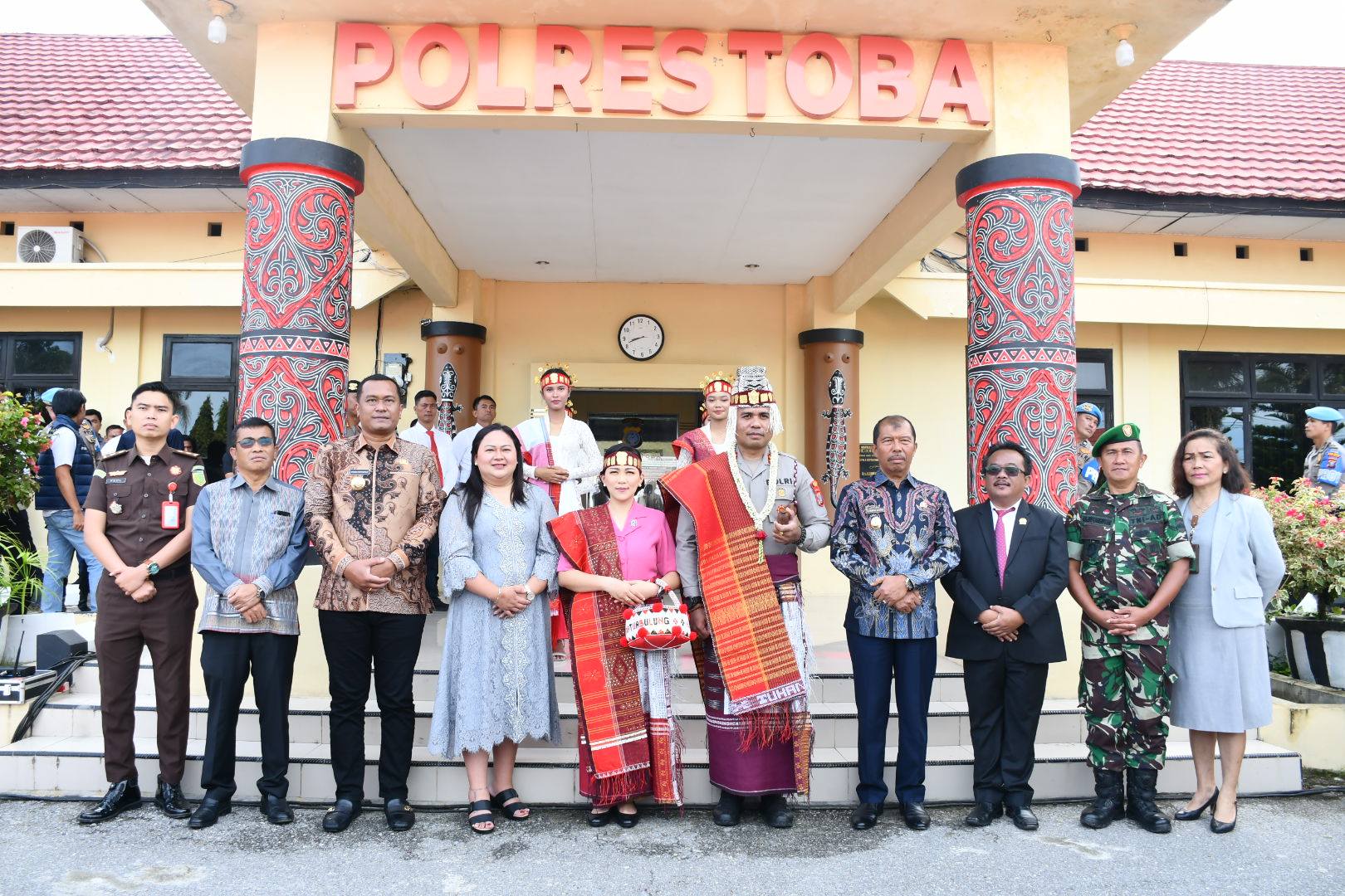 Kabupaten Toba Sambut Kapolres Baru, AKBP Vinsensius Jimmy Parapaga, Dengan Adat Dan Kehangatan
